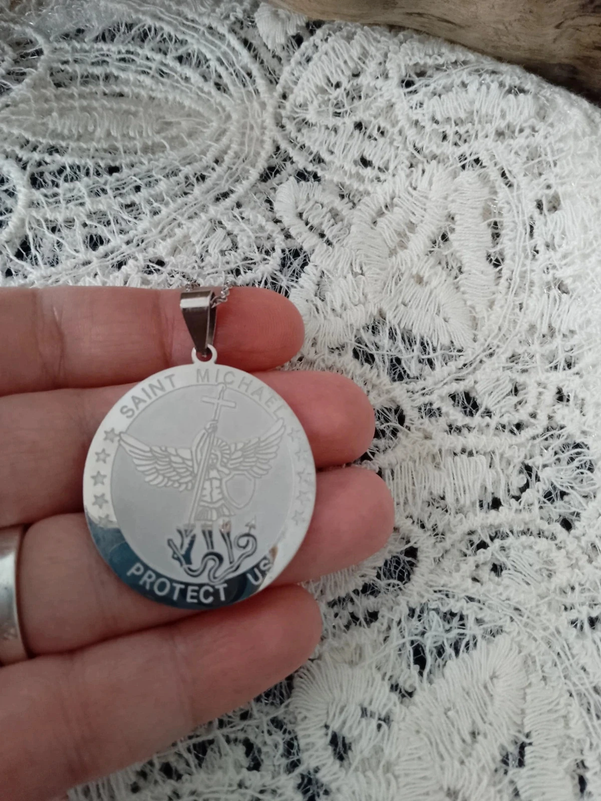 Collier pendentif médaillon de protection saint Michael en acier argenté et pierre naturelle verte – photo 2